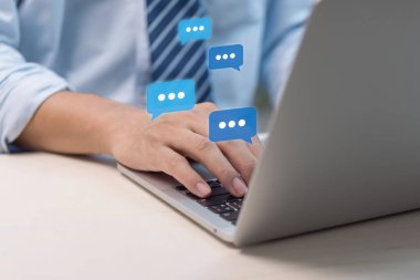 Dijital Web ve Sosyal Ağ çevrimiçi uygulama iletişimi bilgisayar teknolojisi kavramında canlı sohbet.