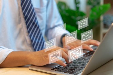 E-posta pazarlaması, müşterilerine birçok e-posta veya dijital bülten gönderen bir iştir. Teknoloji çevrimiçi internet reklam kavramı.