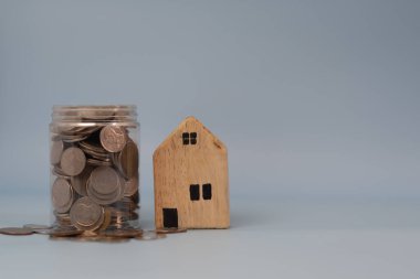 Emlak konsepti işi, ev sigortası ve emlak koruması. İnternetten ev ve gayrimenkul alıp satma ve mülkiyet kavramı. Invesment ve Risk Yönetimi.