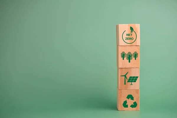 绿色技术创新生态碳可再生能源概念与木材立方体块 — 图库照片