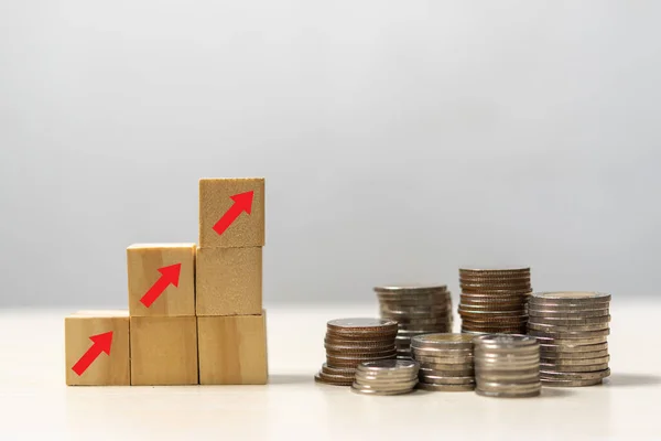Инвестиции Бизнес Экономики Стек Монеты Инфляции Стрелы Красный Деревянным Кубиком — стоковое фото