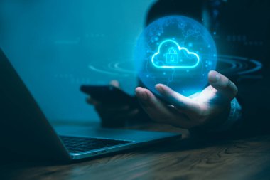 Sanal ekranda parlayan kilit simgeleriyle Siber Güvenlik Hologramında çalışan iş adamı. İnternet ve ağ teknolojisi kavramı