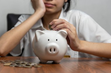 çocuk Asyalı finans ekonomik yatırım domuz para para para bankacılık, nakit para biriktirme kız tasarruf domuz kumbarası.