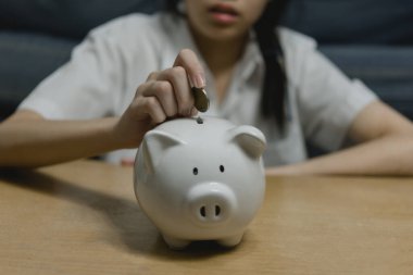 çocuk Asyalı finans ekonomik yatırım domuz para para para bankacılık, nakit para biriktirme kız tasarruf domuz kumbarası.