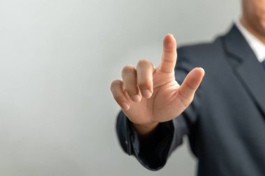 İş adamı sanal ekranda düğmeye basıyor. Metin için Boşluğu kopyala.