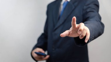 İş adamı sanal ekranda düğmeye basıyor. Metin için Boşluğu kopyala.