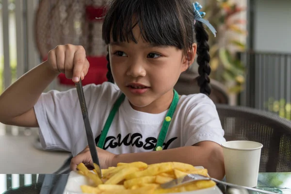 Młody Azji Dziewczyna Jedzenie Frytki Młody Dzieciak Zabawa Szczęśliwy Ziemniak — Zdjęcie stockowe