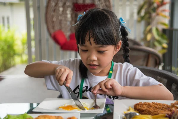 Little Girl Asian Eat Fried Egg Dish Table — Stock Photo, Image