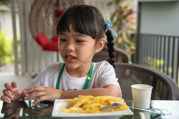 Jong Aziatisch Meisje Eten Frans Friet Jong Kind Leuk Gelukkig — Stockfoto