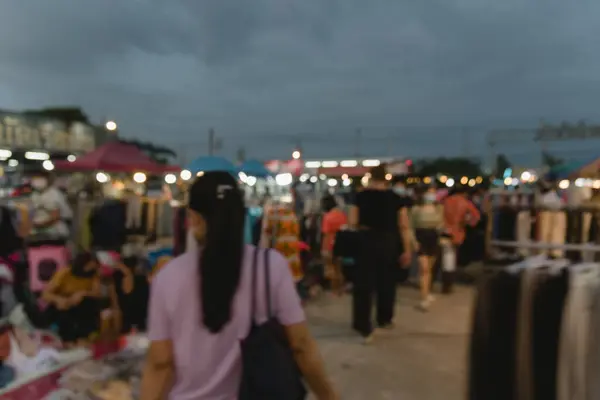 Imagem Turva Pessoas Festival Mercado Noturno Andando Estrada Com Bokeh — Fotografia de Stock