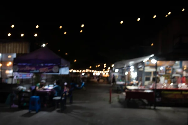 Verschwommenes Bild Von Nachtmarktfestbesuchern Die Mit Leichtem Bokeh Hintergrund Auf — Stockfoto