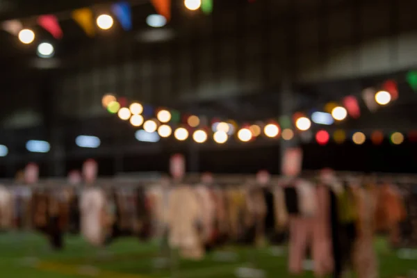 Gece Pazarı Festivalinin Bulanık Görüntüsü Arka Planda Işık Saçan Insanlar — Stok fotoğraf