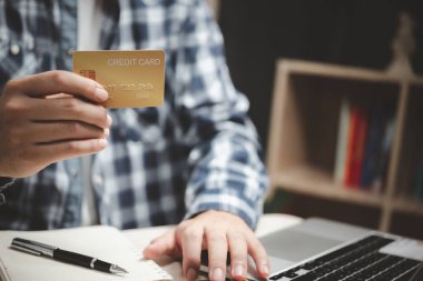 Kredi kartı ödemesi online alışveriş teknolojisi iş dünyası dijital bankacılık ve e-ticaret kavramı.