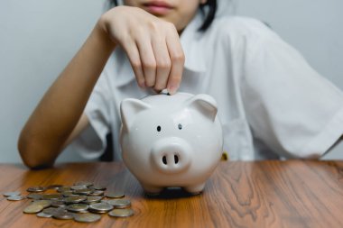 çocuk Asyalı finans ekonomik yatırım domuz para para para bankacılık, nakit para biriktirme kız tasarruf domuz kumbarası.
