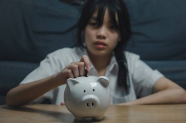 çocuk Asyalı finans ekonomik yatırım domuz para para para bankacılık, nakit para biriktirme kız tasarruf domuz kumbarası.