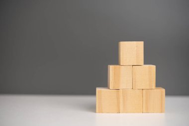 Arka planda el ele tutuşan tahta bloklar boş. Boşluğu kopyala