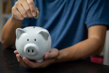 Yatırım fonu büyüme tasarrufu kumbarası nakit para birimi ekonomi yatırımını finanse ediyor. işletme vergisi refah gelir emeklilik kavramı.