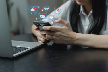 Cep telefonu sohbet mailleri yazan genç kız sosyal medya konuşma e-posta ikonu internet online iletişim ağı. İş dijital teknoloji akıllı telefonu.