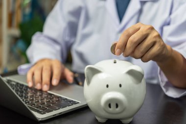 Doktor el, kumbaraya para koydu. Para biriktirdi, sigorta yaptırdı ve finans sektörünü planladı..