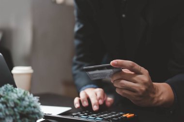 Kredi kartı ödeme cüzdanı teknolojisi dijital online alışveriş ve ticaret finansmanı elinde tutan adam..