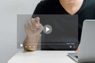 Sanal ekran yayınlayan internet teknolojisine dokunan adam bilgisayarla çevrimiçi.