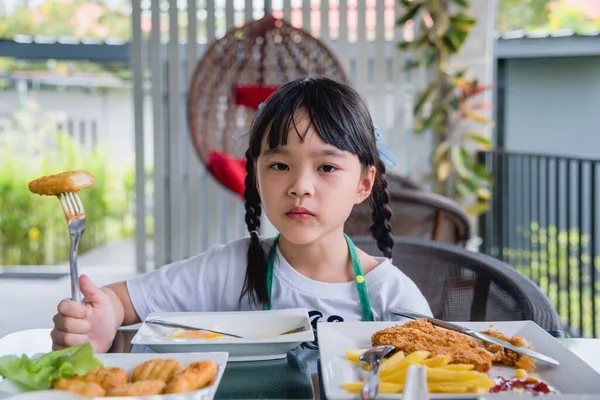 Asiática Joven Comiendo Pollo Nuggets Comida Rápida Mesa —  Fotos de Stock