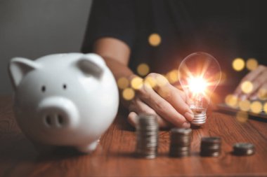 İş büyümesi stratejisi kar bilgisi yatırım zenginliğini finansal olarak istifliyor. Ampul yaratıcılığına sahip iş adamı ekonomik tasarruf enerjisi ve para kavramı.