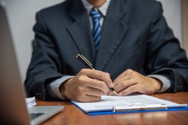 El ele tutuşma kalem yazma işi belgesi mali yatırım veya imza sözleşmesi işi ve sigorta masasında.