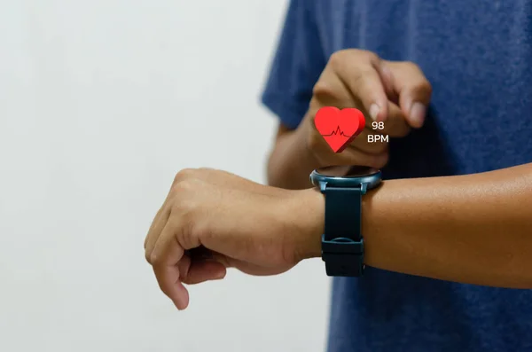 Hombre Usando Reloj Inteligente Con Icono Corazón Rojo Concepto Cuidado — Foto de Stock