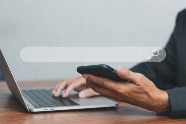 Man el araması bilgi internet veri teknolojisi için bilgisayarın klavye not defterine bakıyor.SEO Arama motoru optimizasyonu.