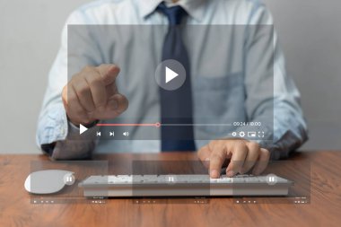 İşadamı elleri sanal ekranda çevrimiçi yayın yapmak için fare ve klavye bilgisayarı kullanıyor, internette video izliyor.