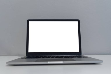Bilgisayar dizüstü bilgisayarı masadaki boş ekran ile modellenir. Modern teknoloji kavramı.