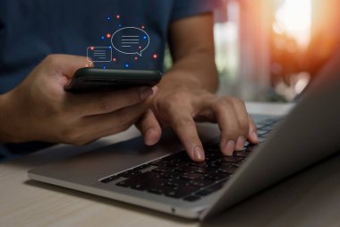 Erkek elleri cep telefonuyla yazarak sohbet ve sosyal ağda sohbet ediyor. Sohbet kutusu simgelerinde çalışan sohbet uygulaması. Sosyal medya pazarlama teknolojisi kavramı..