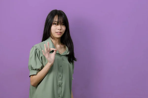 Foto Gadis Remaja Asia Menunjukkan Tangan Pada Ruang Salinan Latar — Stok Foto