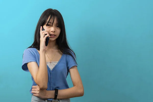 Wanita Bisnis Asia Muda Menggunakan Smartphone Latar Belakang Biru — Stok Foto