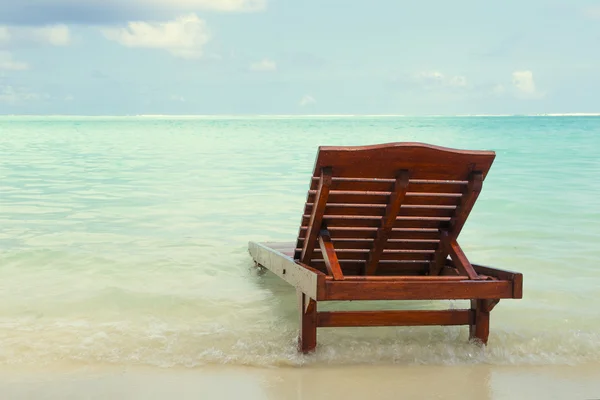 Chaise lounge in het water — Stockfoto