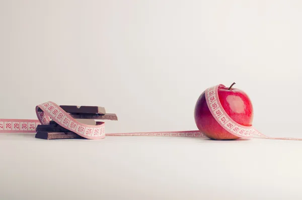 Machen Sie Ihre Wahl zwischen rotem Apfel oder Schokolade — Stockfoto