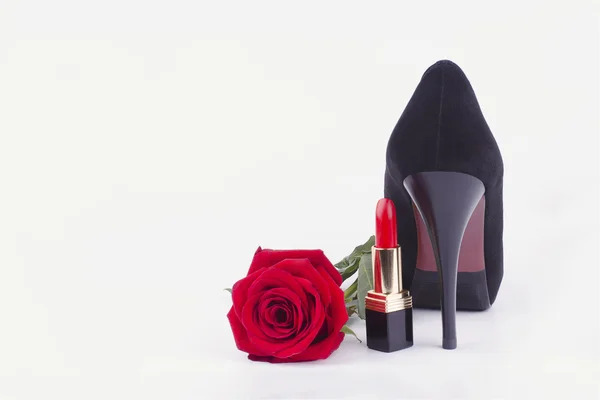 Rouge à lèvres, chaussures et roses — Photo