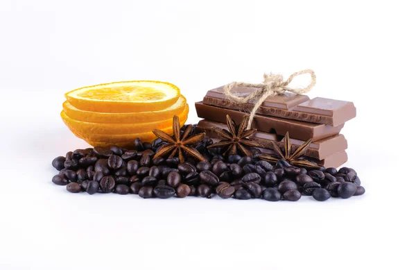 커피 콩, 오렌지 lobules, 초콜릿, 향신료 — 스톡 사진
