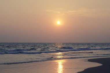 Denizin üzerinde güzel bir gün batımı