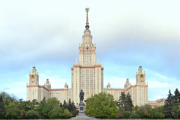 Главное здание МГУ им. М.В. Ломоносова — стоковое фото