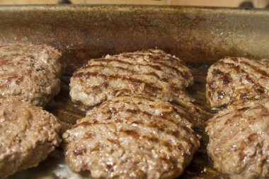 bir kalbur üzerinde sulu hamburger