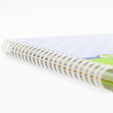 Defter arka plan açık değil görünümü ile spiral ciltleme