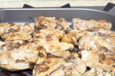 bir tavada sulu tavuk eti