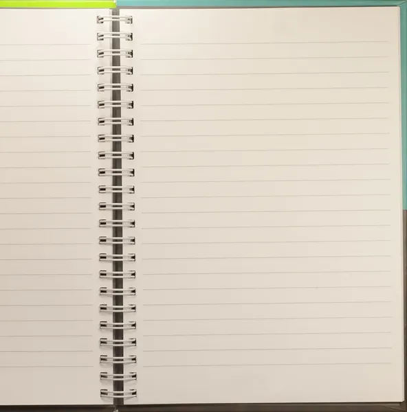 Notebook a háttérben nyitva jobb oldali nézet a spirálkötés — Stock Fotó