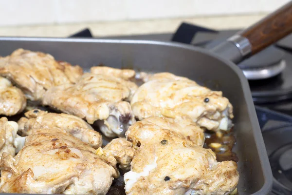 Sappige kippenvlees in een koekenpan Stockfoto