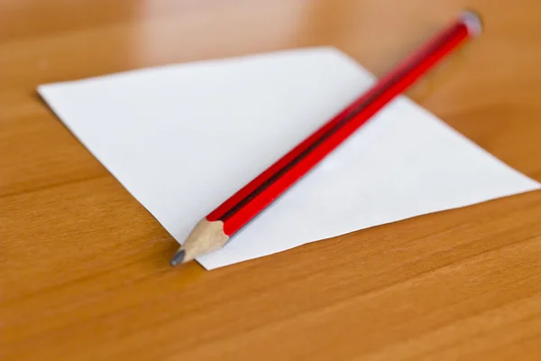 Lápis sobre uma folha de papel — Fotografia de Stock