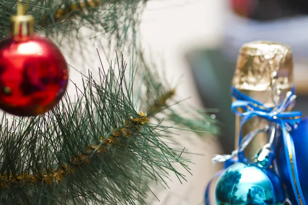 Sphere on a fir-tree — Stock Photo, Image