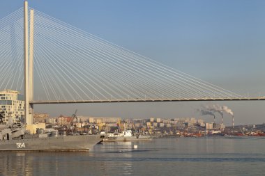 Köprünün üzerinden bir koy