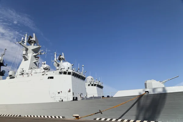 Os navios militares na amarração — Fotografia de Stock